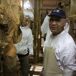 ヴィノシティ - 生ハム職人・尾島さんと生ハムに食入る様に見てるVINOSITYの加山シェフ