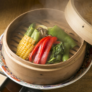 "Specialty of Yanagibaba Honke: Steamed Seasonal Vegetables with Homemade Ponzu and Sesame Sauce"