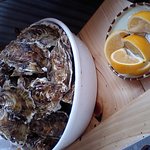 丸善水産  - 牡蠣食べ放題（レモンサービス）