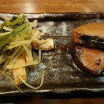 旨い魚と近江の味処 大津つりや - 付け出し　水菜と挙げの煮物と鰹の醤油煮