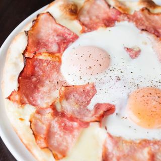 パリパリ、サクサク、薄生地が自慢の本格ピッツァ