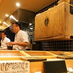 스시 신노스케 - 店内（桐棚が渋い）