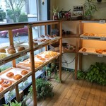 OVEN BAKERY green grass  - 陳列棚の全体をパシャ平日の朝８時２０分