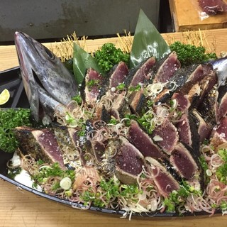 一番人気！目の前で焼き上げた鰹を塩で味わう高知流の鰹塩タタキ