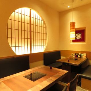 ゆったり寛げる落ち着いた店内◆半個室もございます