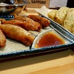 やきとり三吉 - 鶏皮餃子と卵焼き　お通しはキャベツになってました