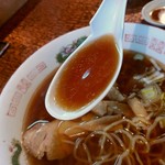 かつら - 【2018.2.25(日)】醤油ラーメン(並盛)600円のスープ