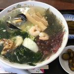 羅・萌衣瑠 - 料理写真:「磯ラーメン」茎ワカメの漬物とキューちゃんみたいなのが付きます。