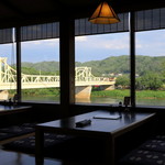 Shikinoaji Chinryutei - 店内からの展勝地、新緑と北上川