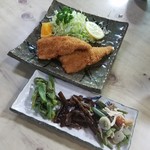 카미코시 케이코쿠 식당 - 「ますフライ (500円)」「山菜 (300円)」