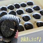 丸山菓子舗 - 安曇野市研成ホールの安曇野エイドに到着o孕o三
            こちらではりんごジュースとおはぎが振舞われてた！
            おはぎは丸山菓子舗の胡麻あんおはぎ☆彡
            もち米にすりごまと砂糖にまぶしたおはぎで程よい甘さで美味しい♪