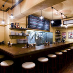 アイリッシュ カレー - カウンターは１２席、スタンディング4名ほど