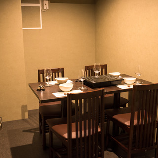 只欢迎20岁以上的成人空间。所有座位均可吸纸烟◎