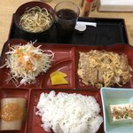 うるま食堂 - 2018年8月15日  日替わり定食 〔ごはん少なめで〕（チキンカツとじ）600円