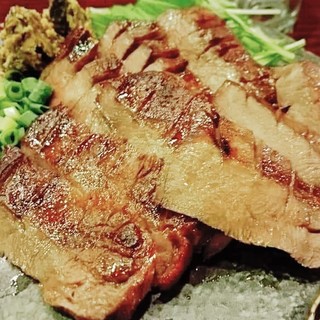 한 장 한 장 소중하게 준비한 소고기 혀구이