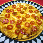 焼き鳥酒場 団 - たっぷりチーズのトマトピザ