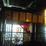 本格中国料理 八虎 - 店内のいろんな場所に、会社名が記された謎の額縁が！