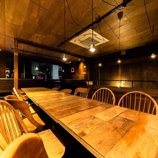 歓送迎会や女子会にもピッタリ！落ち着いた雰囲気のテーブル席