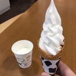 六甲山牧場レストハウス - 神戸チーズ入りソフトクリーム（380円）、六甲山牧場飲むヨーグルト（200円）