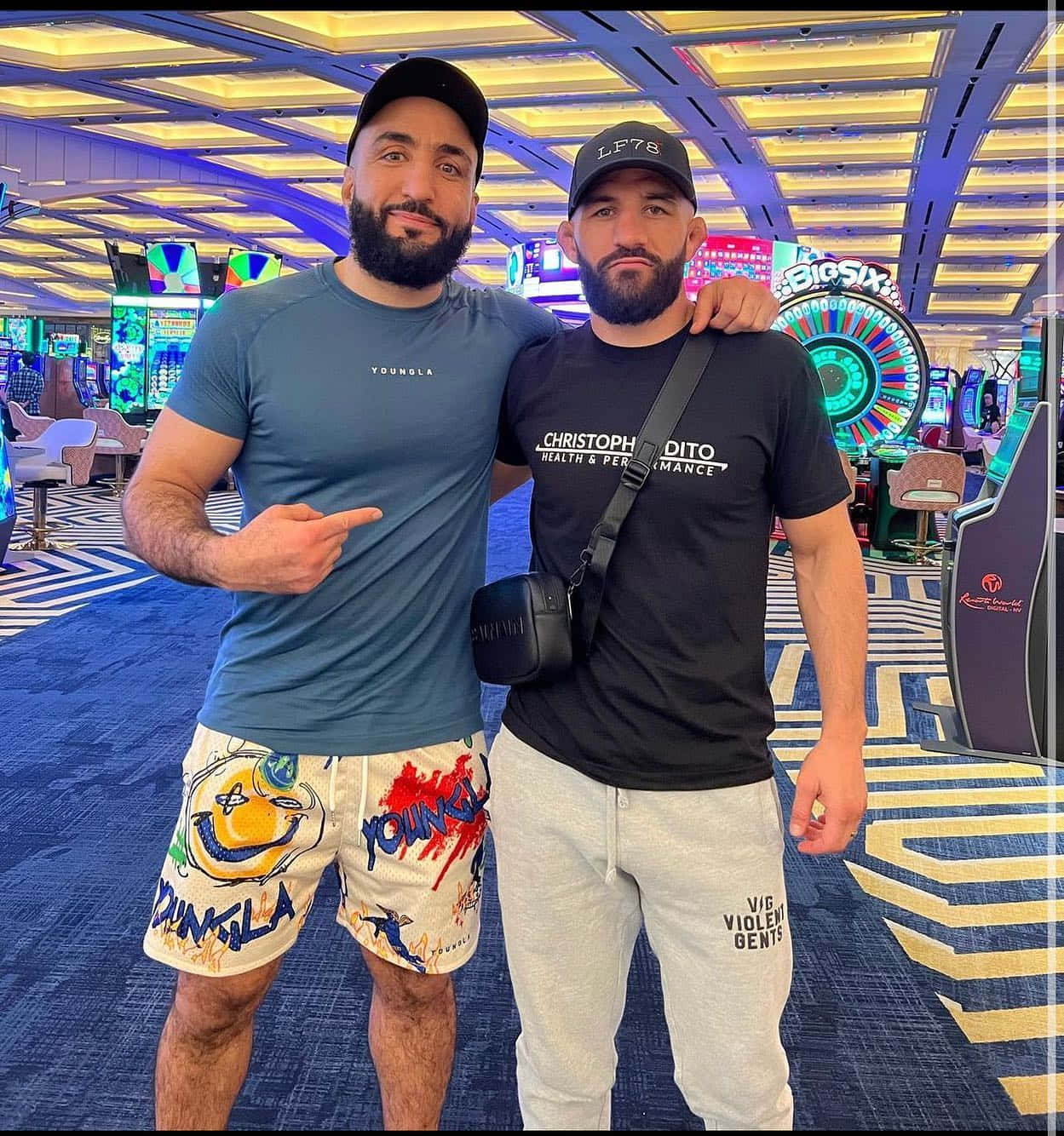 Belalmuhammad In Posa Con Un Amico Sfondo