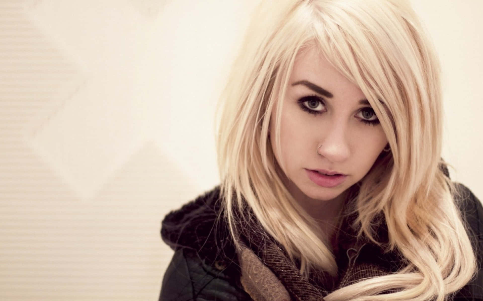 Bildetekst: Selvsikker Renessanse: Amatør Blond Modell Bakgrunnsbildet