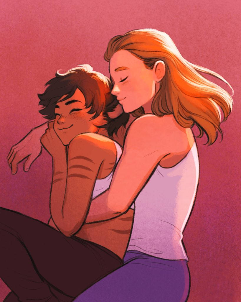 En pige krammer en anden pige i en gul kjole Wallpaper