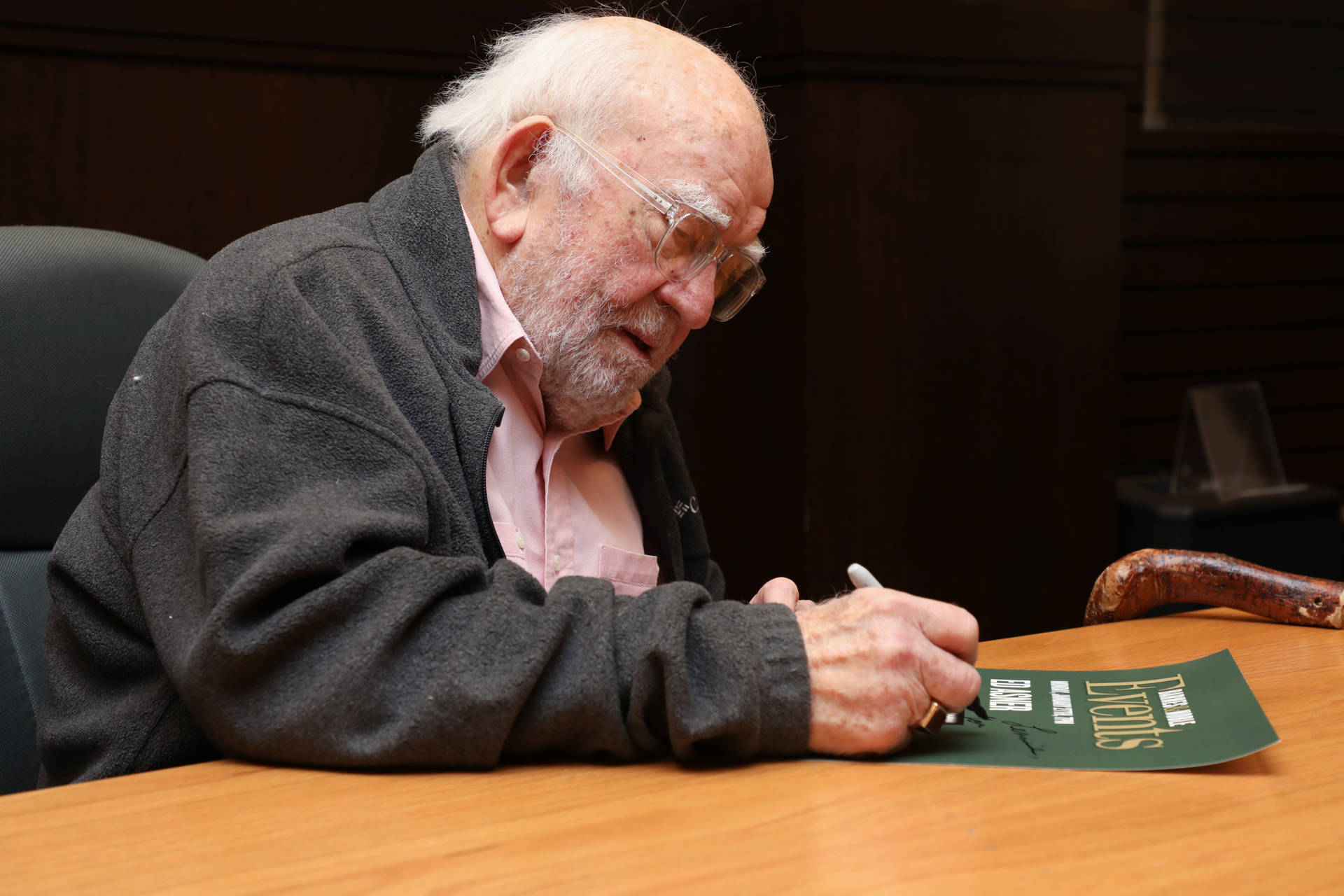 Edward Asner Allekirjoittamassa Julistetta Taustakuva