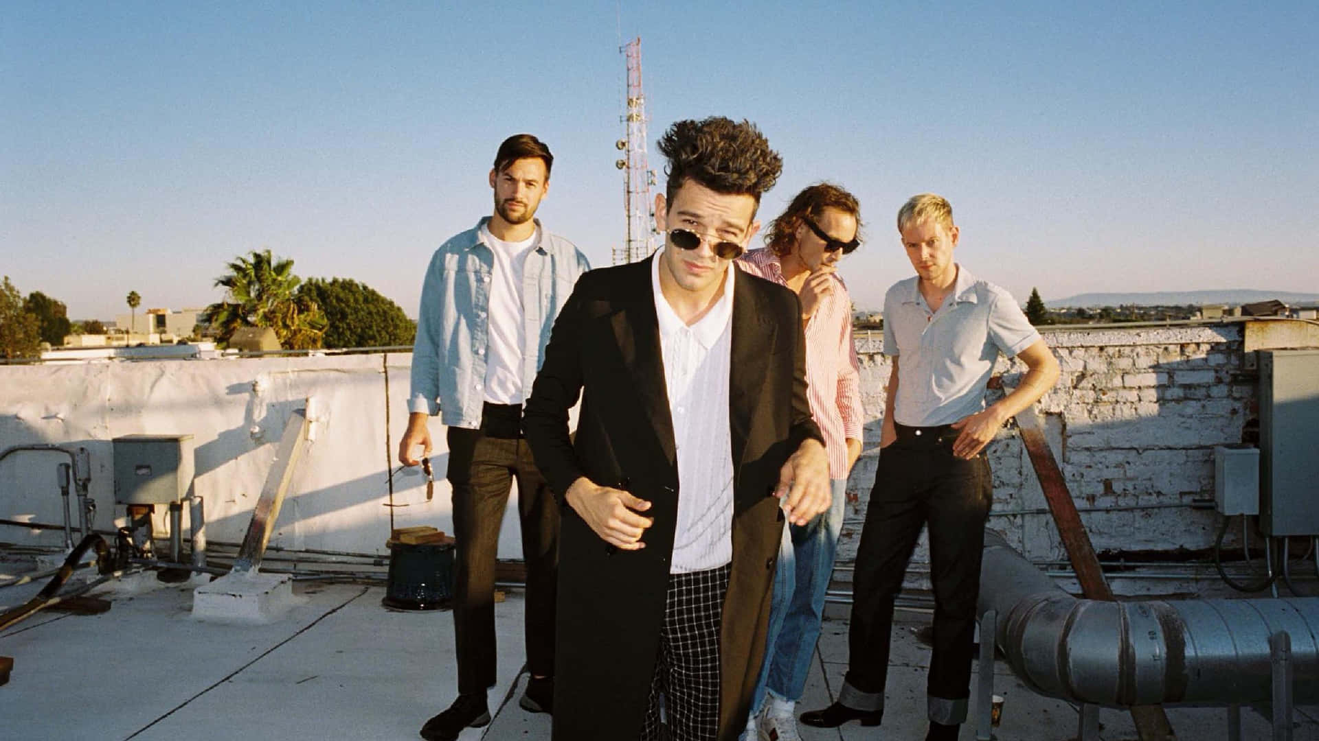 En gruppe mænd står på taget og kigger op Wallpaper