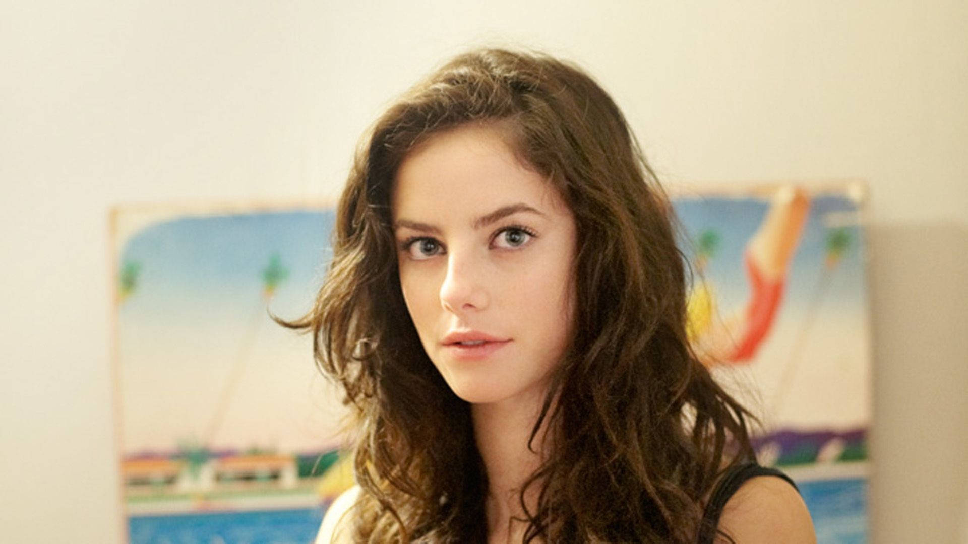 Kayascodelario Com Um Visual Minimalista. Papel de Parede