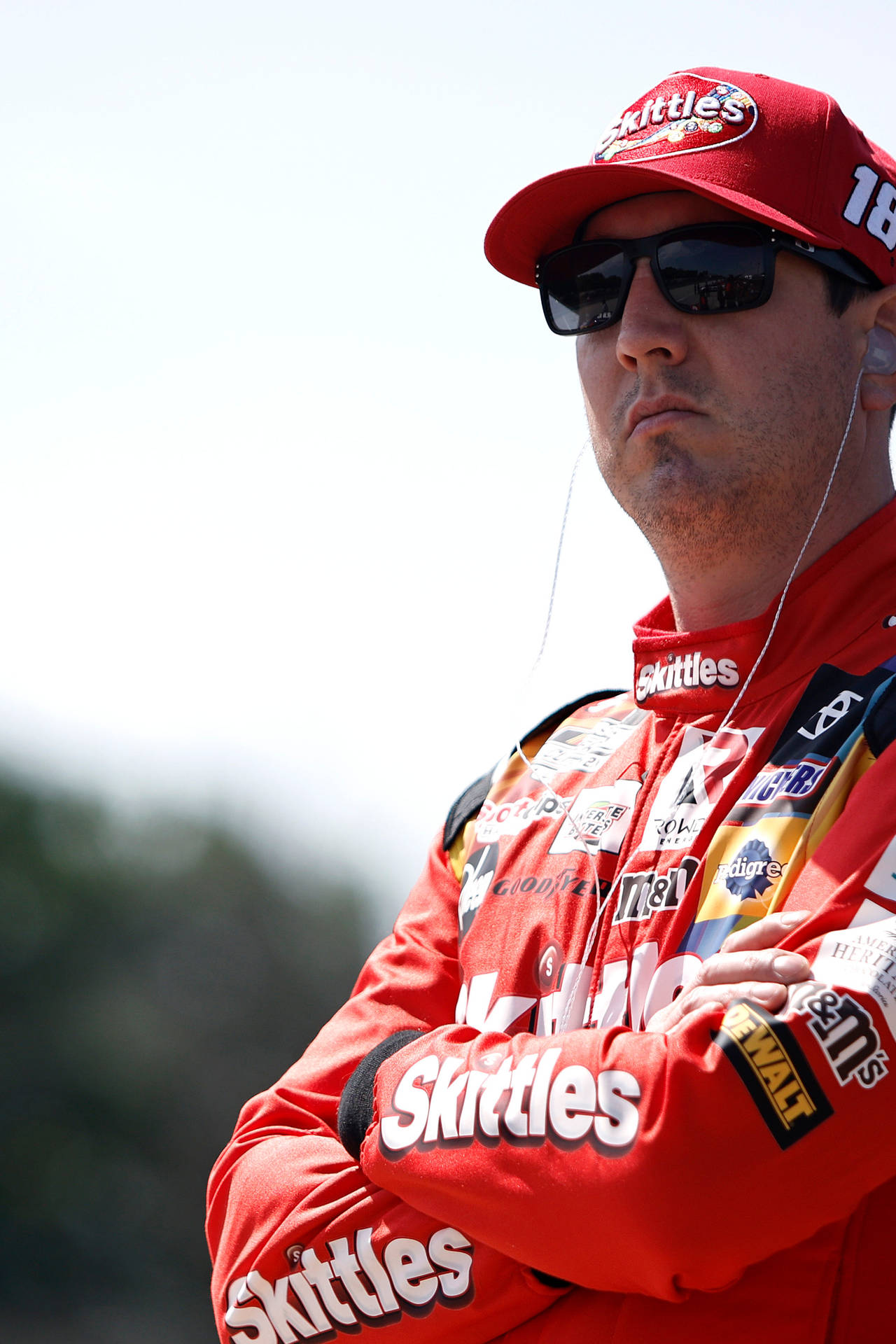 Kyle Busch Punaisessa Puvussa Ja Lippalakissa Taustakuva