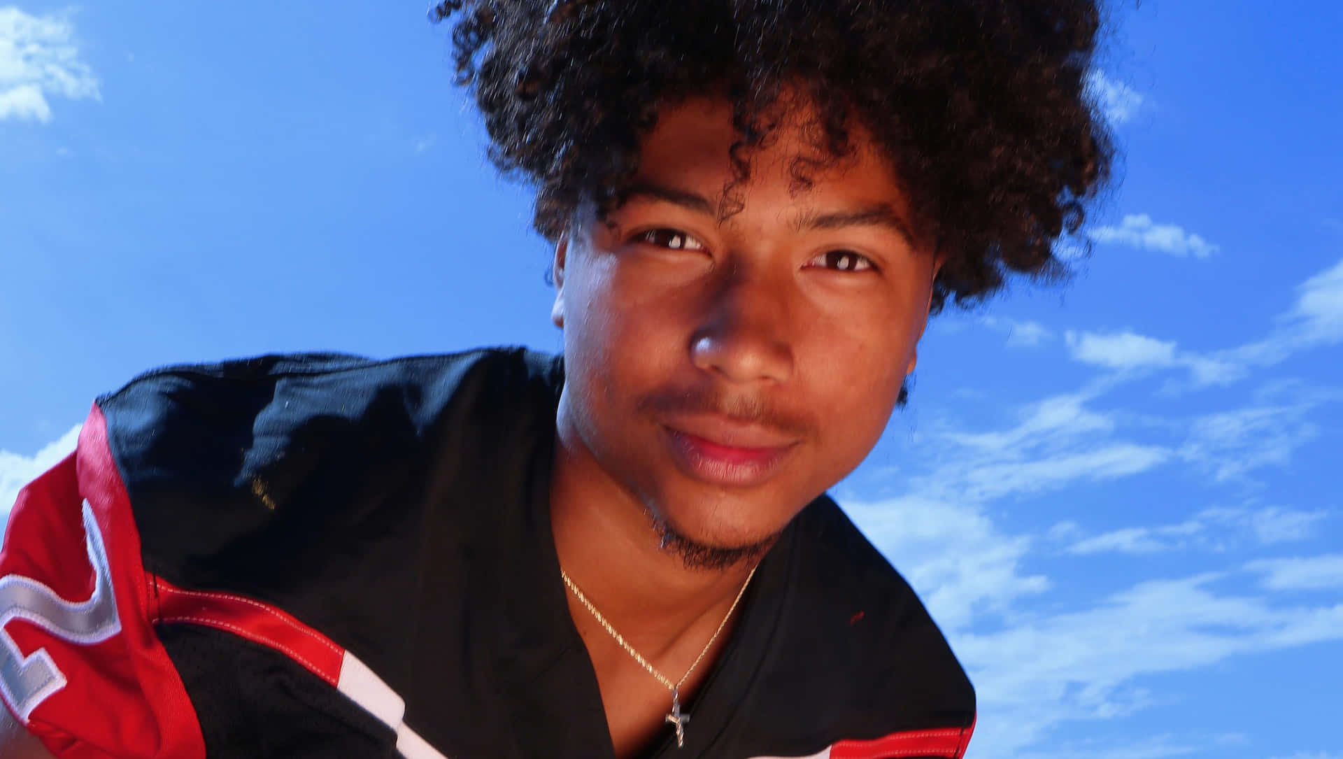 Laulaja-lauluntekijä Luh Kel Luo Tunteita Musiikin Kautta. Taustakuva