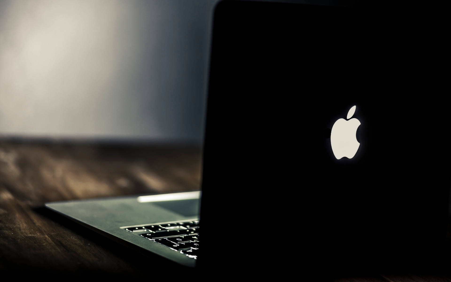 MacBook Air lille baggrundsbillede: Et billede af en lun himmel med de smukkeste skyer, der bankede i horisonten. Wallpaper