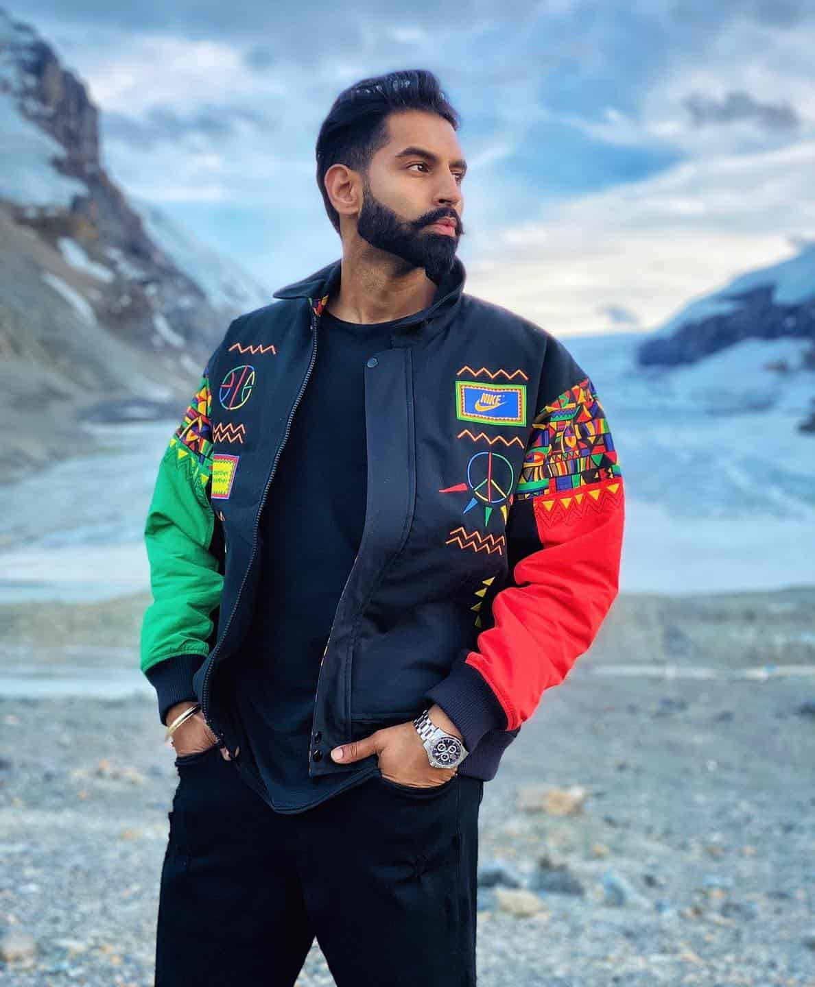 Parmish Verma In Posa All'aperto Sfondo