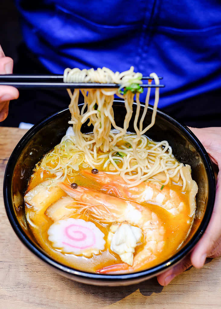 Personaagarrando Ramen Con Palillos Fondo de pantalla