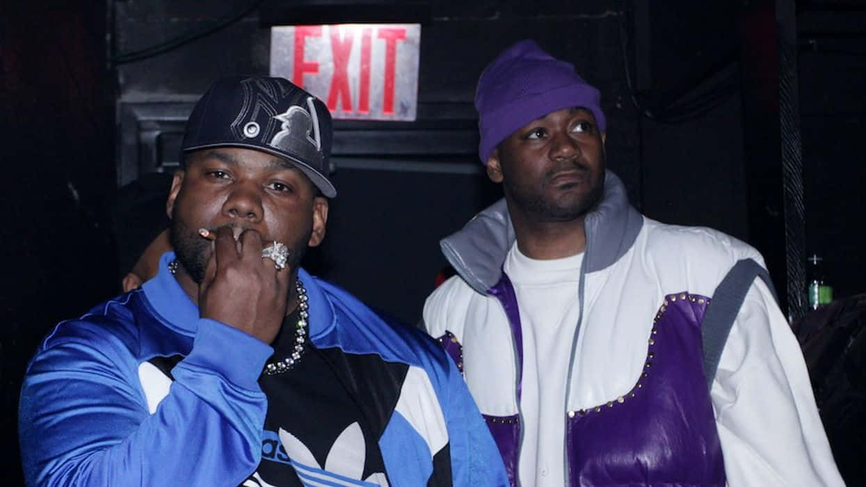 Raekwon Og Venn Backstage Bakgrunnsbildet