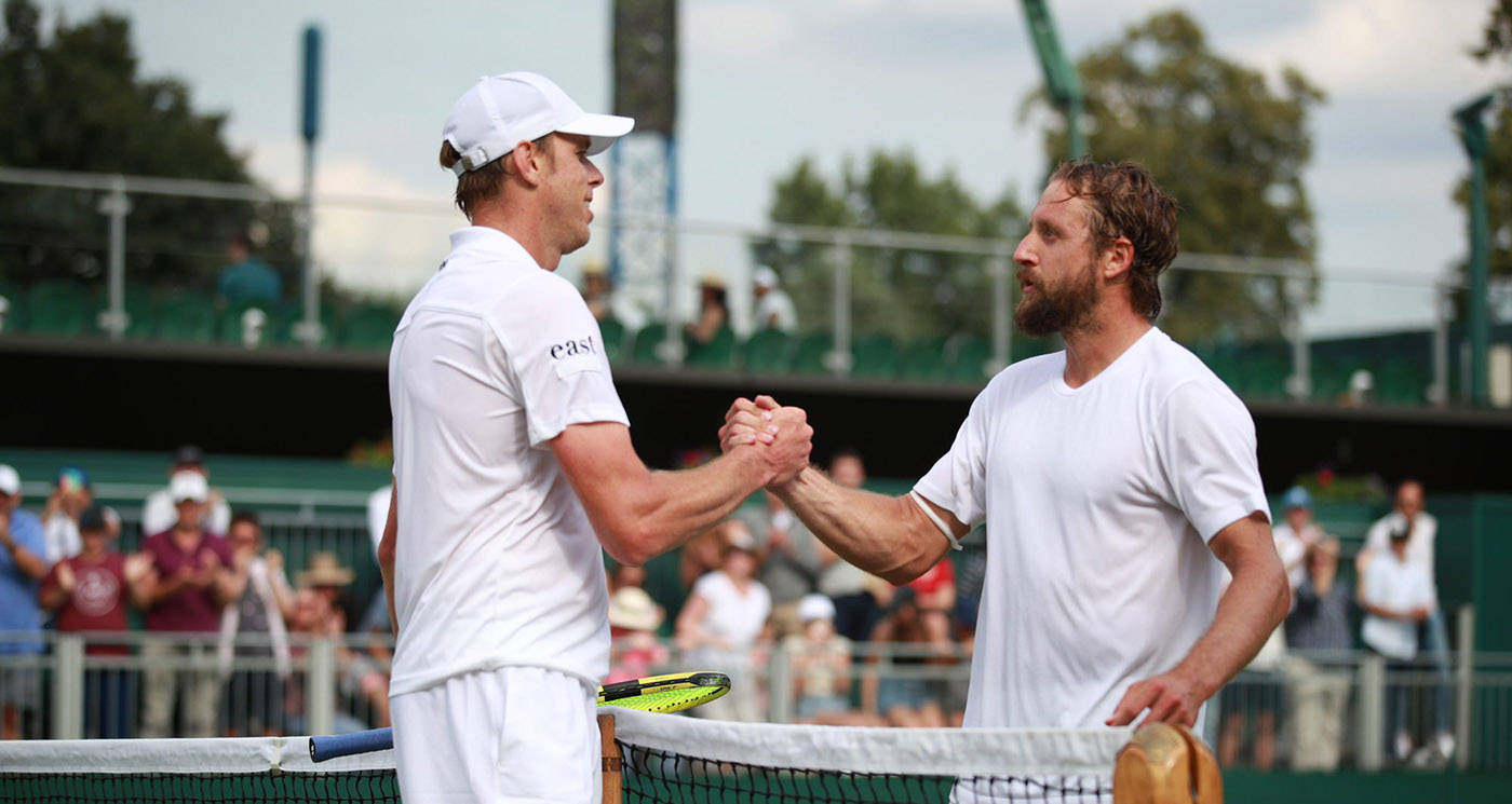 Sam Querrey Menawarkan Jabat Tangan Setelah Pertandingan Di Lapangan Tenis Wallpaper