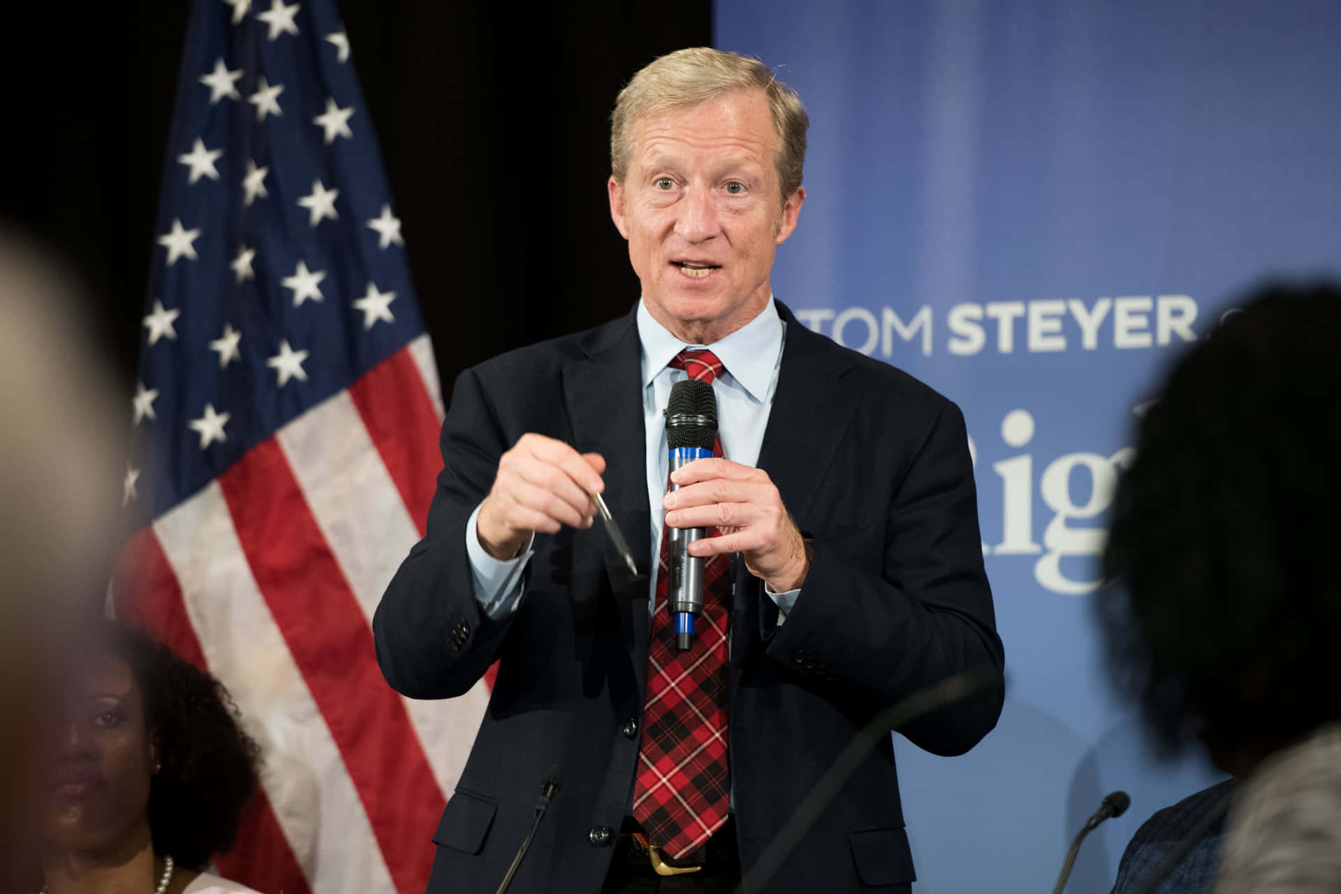 Tom Steyer Tenant Un Microphone Fond d'écran