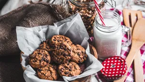 1920x1080 Cookies baggrund Cookies på en kurv med mælke kop