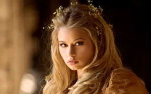 Blondkvinnlig Modell Små Blommor. Wallpaper