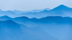 Deretan Gunung Biru Wallpaper