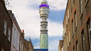 BT Tower mellem bygninger Skrivebordsbaggrunds Wallpaper