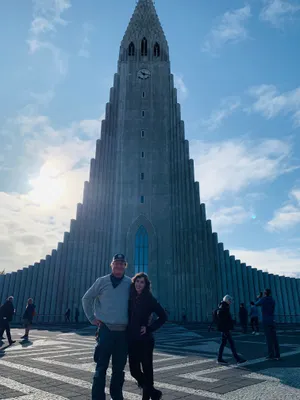 Pasangan Di Gereja Hallgrimskirkja Wallpaper