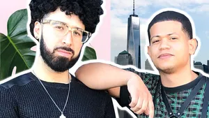 Gay Latino Venner på en Bygade Wallpaper