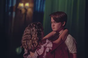 Nick Heartstopper Menari Canggung Wallpaper