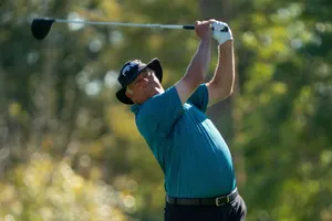 Kirk Triplett Dalam Aksi Selama Turnamen Golf Wallpaper