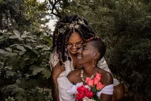 En lesbisk-homoseksuel par, der ler under en morgenkaffepause Wallpaper