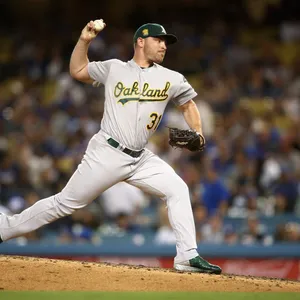 Liam Hendriks Kaster Fremover Wallpaper