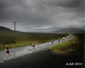 Marathon Dans Le Ciel Sombre De Montagne Wallpaper