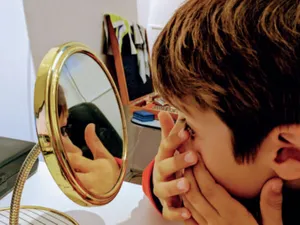 Anak Myopic Memeriksa Matanya Wallpaper