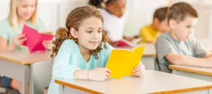 Pelajar Myopic Di Kelas Wallpaper